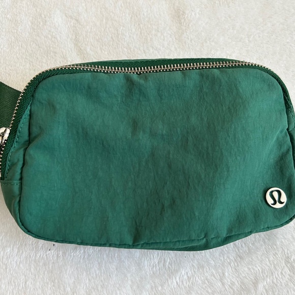 Lululemon Everywhere Belt Bag Everglade Green (First Release) - Picture 3 of 6